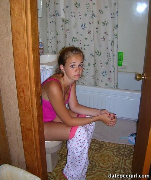 Young School Girl Desperate to Pee Strips Spreads and Pissing.