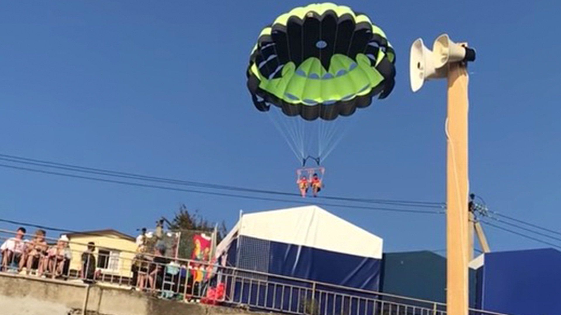 Funny parasailing video