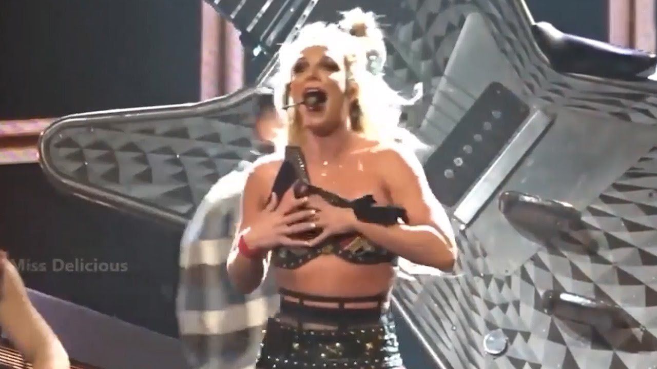 Britney spears boob flash