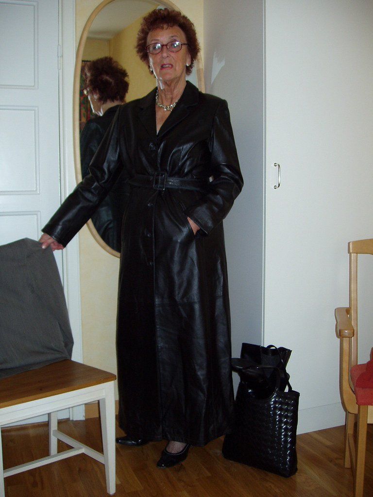 Sunstone reccomend Black coat in leather long slut