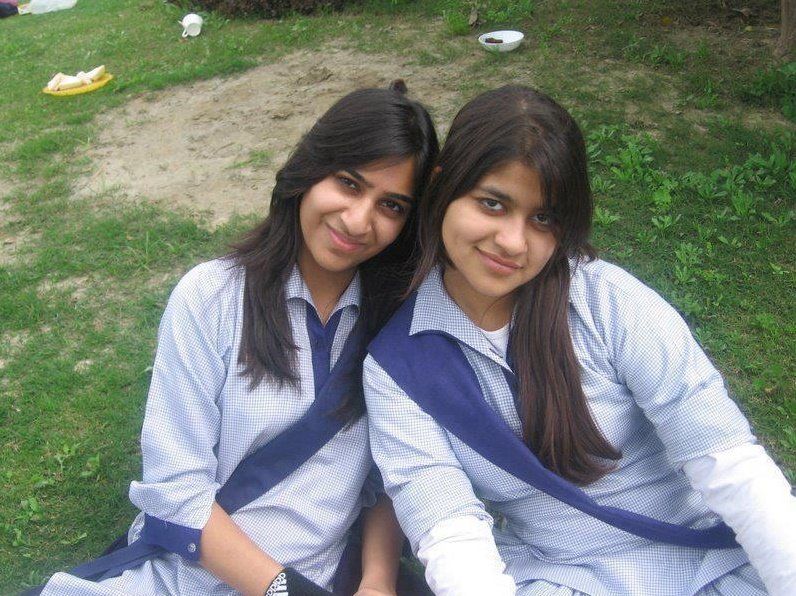 Pakistain girl college pic