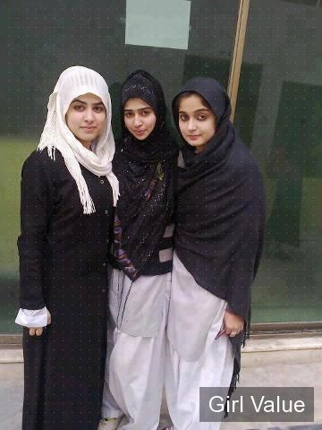 Pakistain girl college pic